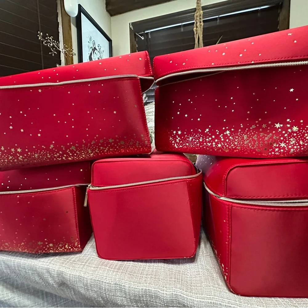 Estée Lauder large red cosmetic bag with gold stars - Picture 4 of 5